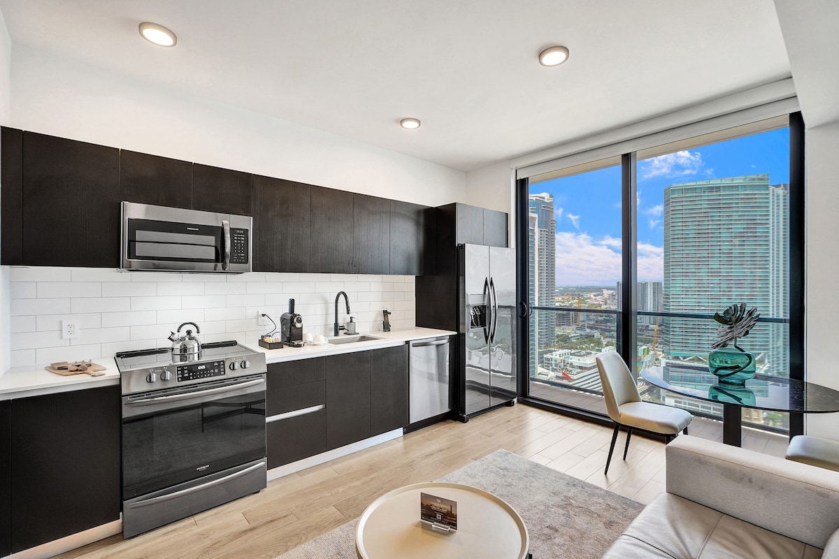 Top Airbnb: 46th Floor Studio City and Bay Views at the Miami in Mdcc