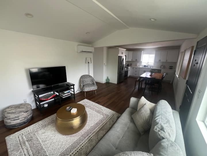 Hip & Historic South Bay Spanish Bungalow - Los Ángeles, CA