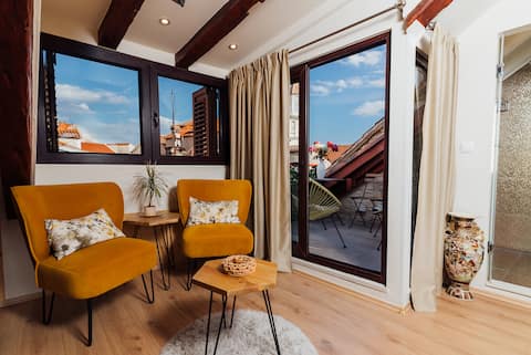 Popular Airbnb listing: Trogir Stars Old Town Rooftop in Grad Trogir