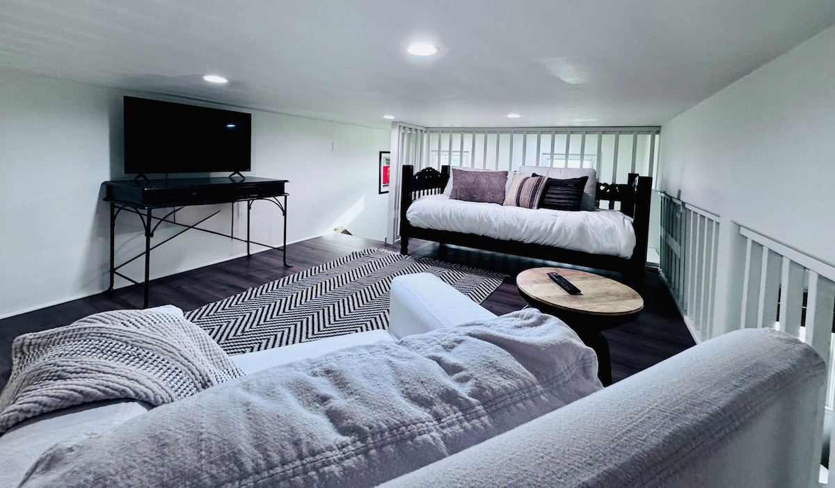 Това помещение е отворен лофт, който предлага единично легло. 