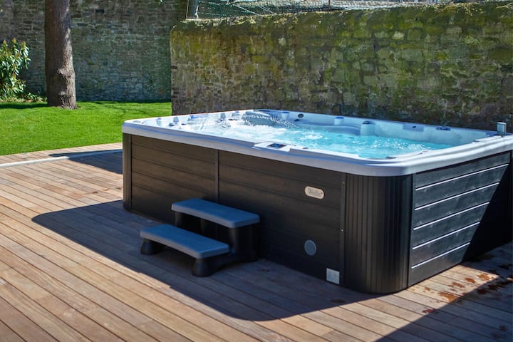 Luxury Villa w/ Jacuzzi & Gym for 15 Guests