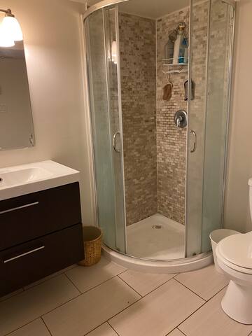 Sunny, stylish 3BR House | private patio+pkg gallery image 5