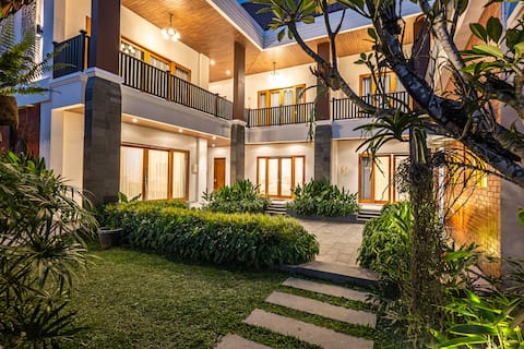 Quiet & Peaceful Villa, Perfect for Your Troupe!