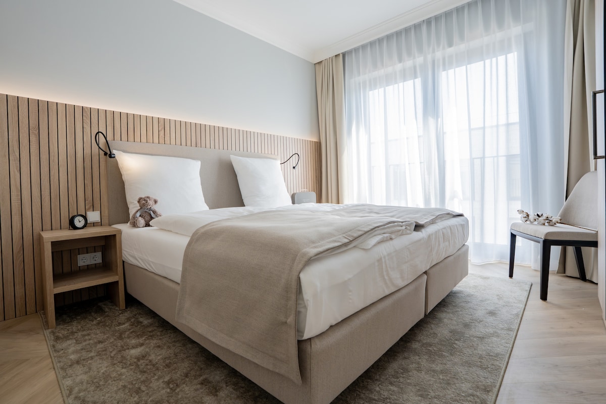 Спална соба со брачен кревет (180x200)