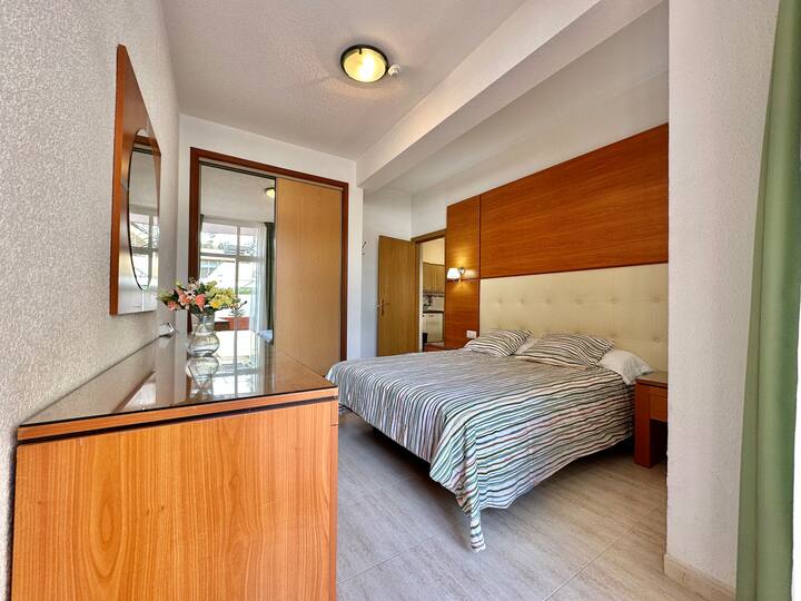 חדר שינה מואר עם מיטה זוגית, נוח