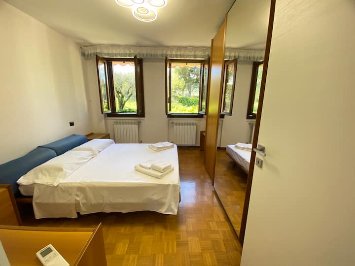 Glavna spavaća soba s pogledom na park

Dvokrevetna soba s bračnim krevetom i pogledom na park