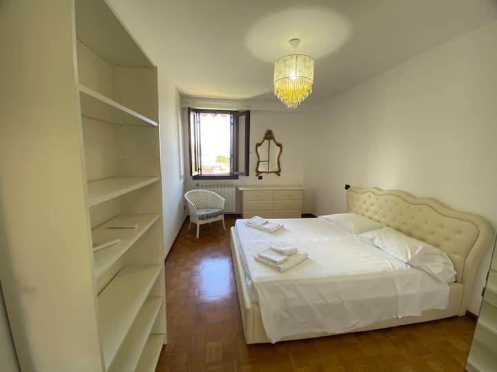 Camera matrimoniale con vista lago 

Dvokrevetna spavaća soba s pogledom na jezero.​