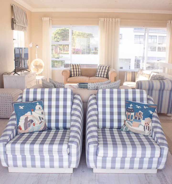 The Blue House Kleinmond - Coastal Getaway - Kleinmond
