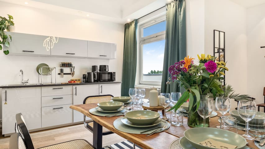 Urban Loft | 180° Balcony | 2BR| center | 9 Guests