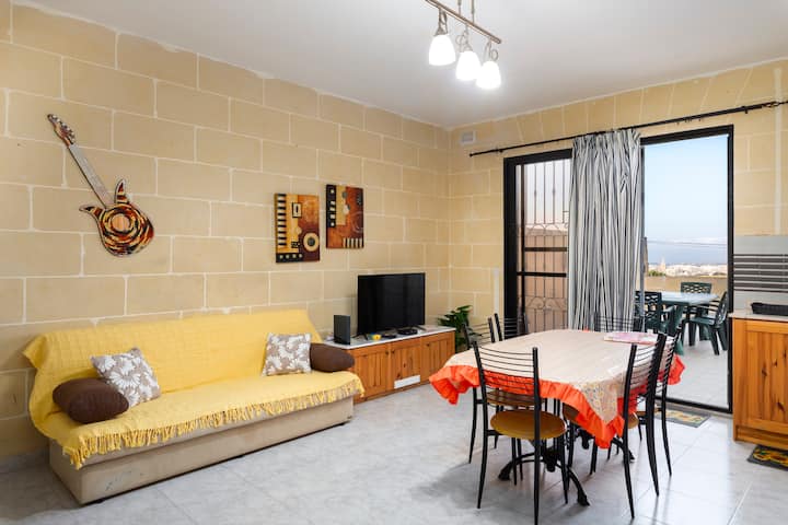 Traditional 2bd Stay With Terrace & Country Views - Malta