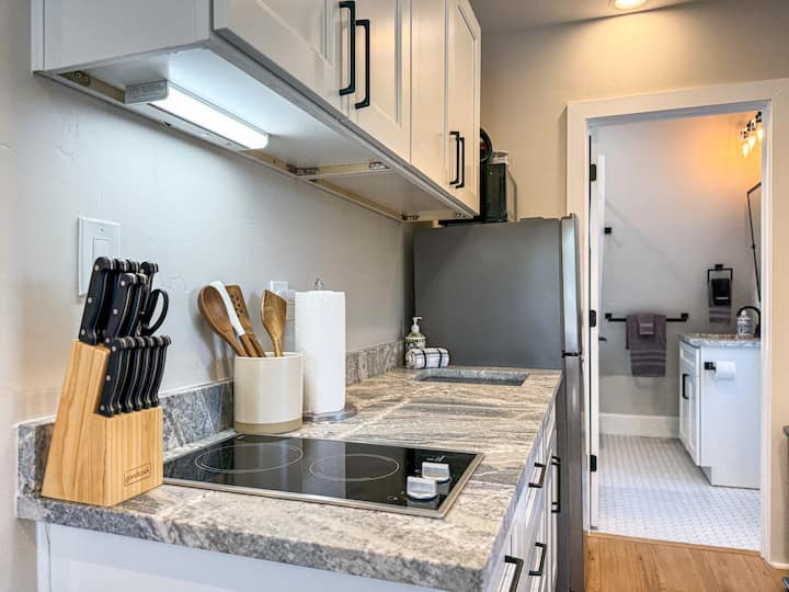 Claret Cup Suite- Prime Location- Railyard Arts - Santa Fe