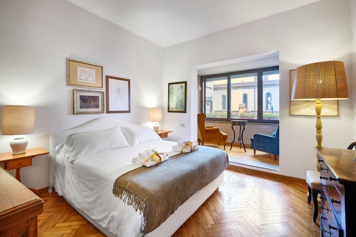 Просторна и елегантна спалня със зашеметяваща гледка към базиликата Санто Спирито, с удобно двойно легло queen size с матрак с мемори пяна от 30 см.