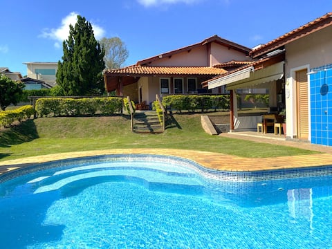 Swimming pool, barbecue and fireplace in condo, 1 hour from SP