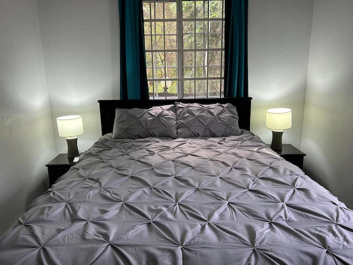 Sovrum med 100% mörkläggningsgardiner för att säkerställa en god natts sömn.