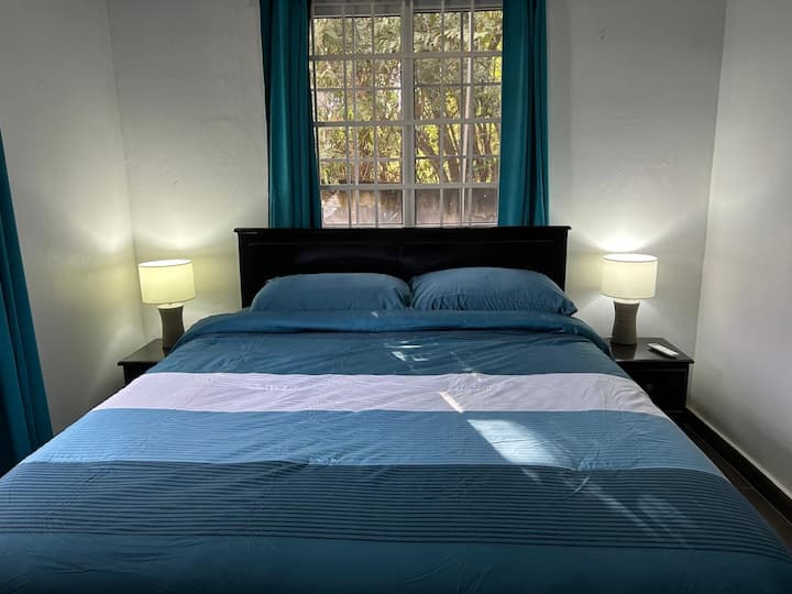 Breda fönster med inre säkerhetsstänger gör det möjligt för ljus och svala vindar att strömma igenom när luftkonditioneringen är avstängd.