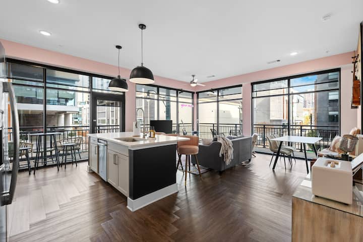 Panoramski pogledi na GLAZBENI GRAD - može li biti bolje?!  S našeg omiljenog mjesta u kući možete vidjeti Rymana u dnevnom boravku!