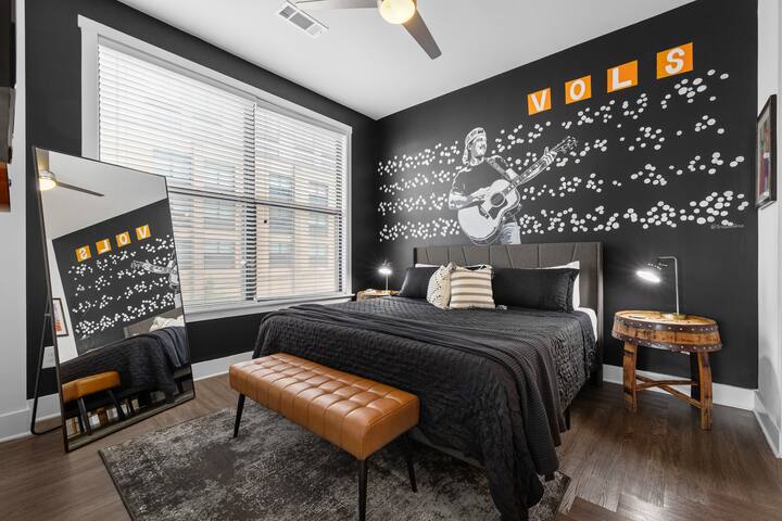 Country’s COOL Again| Corner Unit! POOL! Broadway! gallery image 2