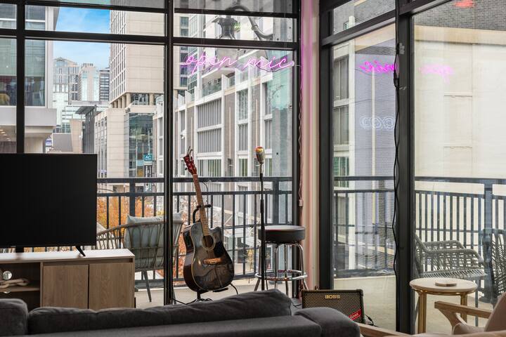 Country’s COOL Again| Corner Unit! POOL! Broadway! gallery image 5