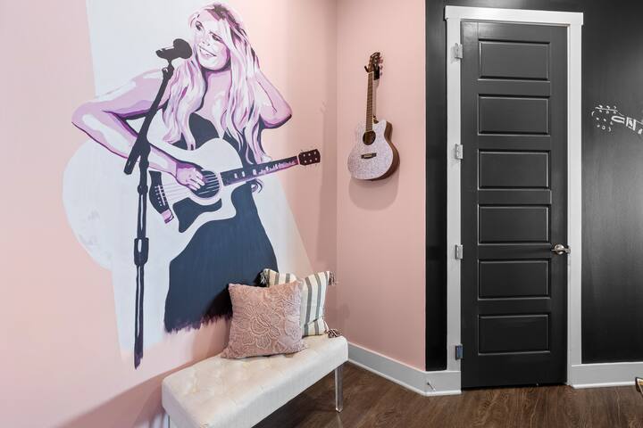 Country’s COOL Again| Corner Unit! POOL! Broadway! gallery image 4