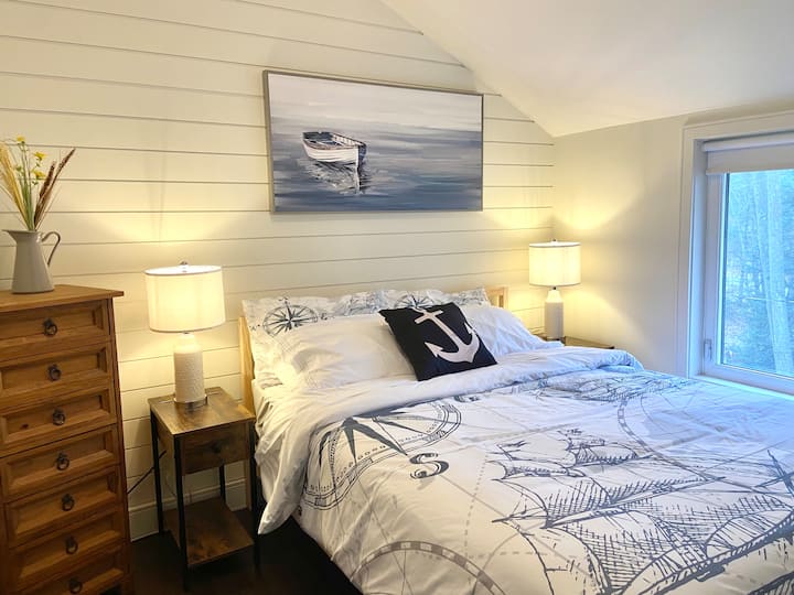 Bedroom 2 — Queen bed