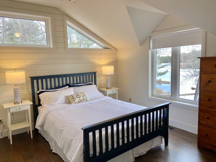 Bedroom 3 — Queen bed