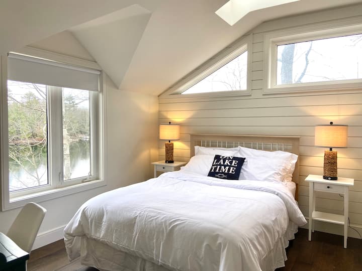 Bedroom 1 — Queen bed