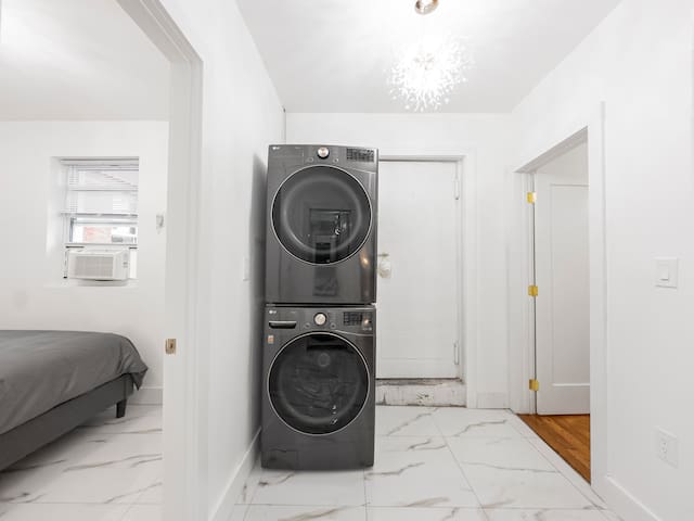 5 Bedroom, No Steps, Huge Outdoor Space, by train! gallery image 4