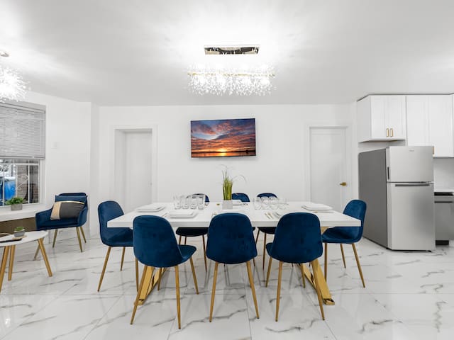 5 Bedroom, No Steps, Huge Outdoor Space, by train! gallery image 2