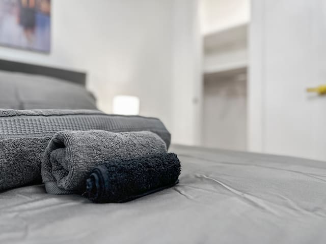 5 Bedroom, No Steps, Huge Outdoor Space, by train! gallery image 3