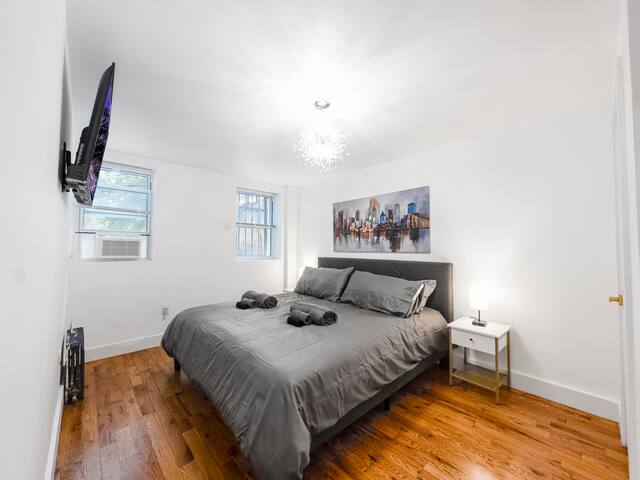 5 Bedroom, No Steps, Huge Outdoor Space, by train! gallery image 5