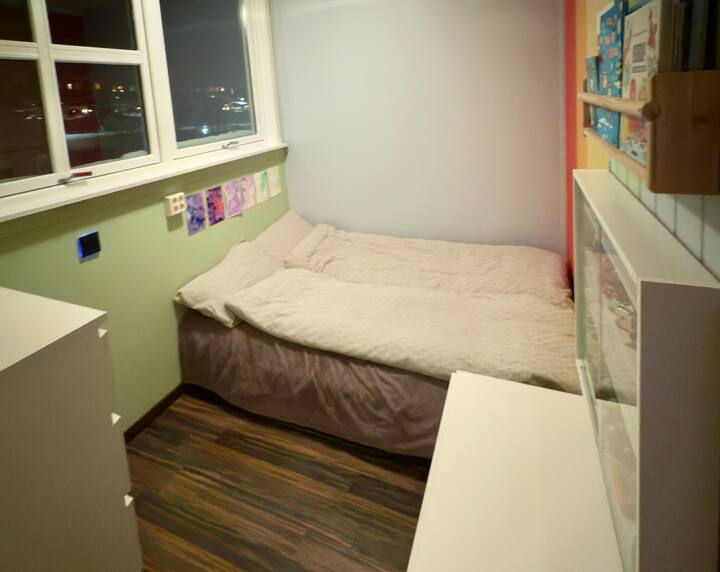 ห้องนอนแสนสบายพร้อมเตียงสำหรับ 2 คนมู่ลี่บังแดด 