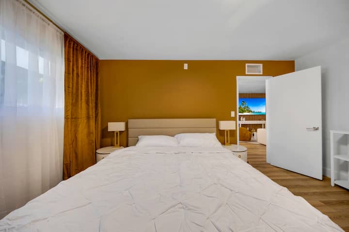 Relájate en el acogedor segundo dormitorio, que cuenta con una cómoda cama tamaño king y suave luz natural. Un espacio tranquilo diseñado para noches de descanso y mañanas tranquilas durante tu estadía.