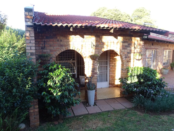 Silver Tree Guest Room, Roodekrans. Cosy & Scenic - Krugersdorp