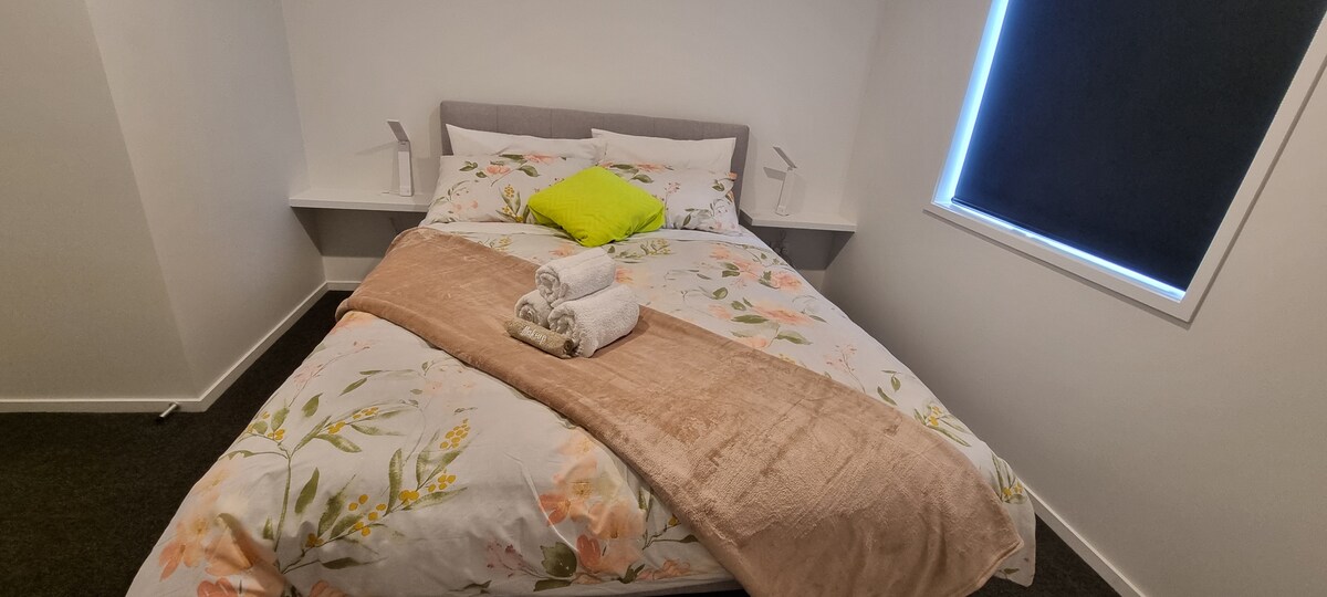 Cama tamaño queen. Enchufa los puntos proporcionados para todos tus dispositivos.