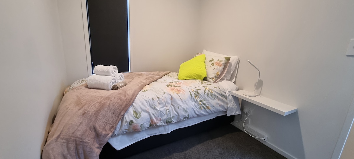 Una cama individual. Enchufa los puntos proporcionados para todos tus dispositivos.