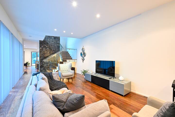 CozyStays Subiaco 3 Bedroom Townhouse gallery image 5