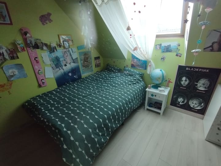 3-საძინებლიანი, ორადგილიანი საწოლით.
Შესაძლებელია საძინებელში #4 მდებარე 3 ლეიბიდან 1.