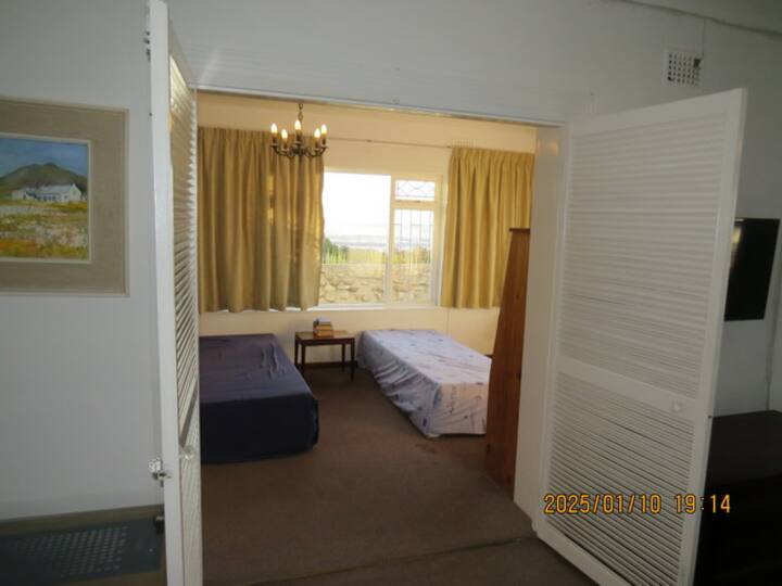 غرفة النوم الثالثة بسيطة. تتكون الأسرّة من   مرتبتين رغويتين صغيرتين لكل منهما.