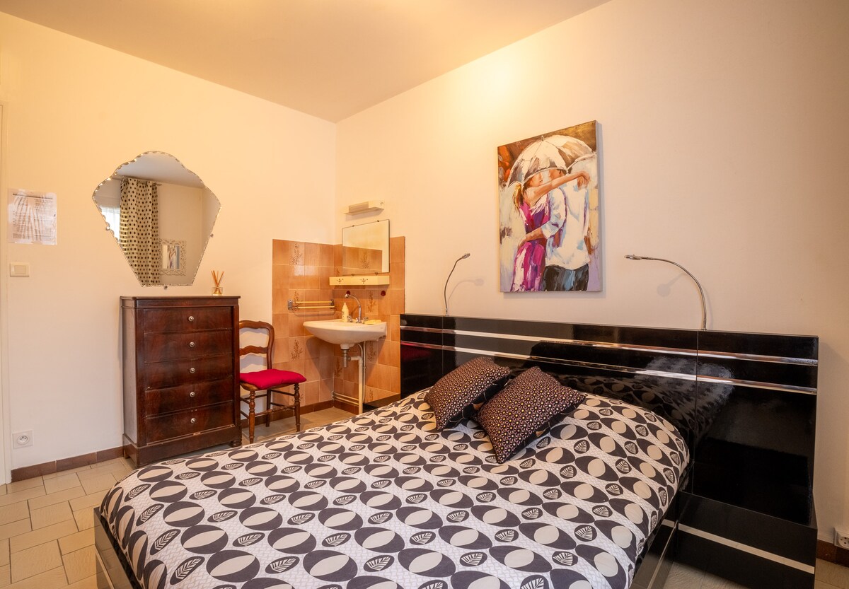 Svijetla i udobna spavaća soba s udobnim bračnim krevetom, elegantnim uređenjem i umivaonikom koji pruža dodatnu praktičnost. Savršen prostor za opuštanje nakon napornog dana.