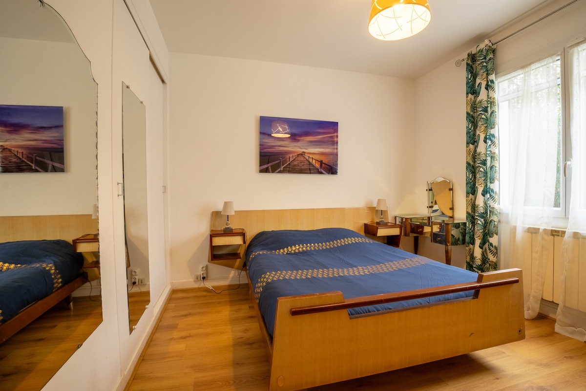 Elegantna spavaća soba u retro stilu – uronite u starinsku atmosferu s toplim drvenim namještajem i dubokom posteljinom.