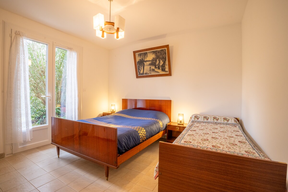 Uživajte u prostranoj i toploj sobi s udobnim bračnim krevetom i krevetom za jednu osobu, savršenoj za obitelji ili prijatelje koji putuju zajedno. Prirodno svjetlo i izravan pristup izvana. 