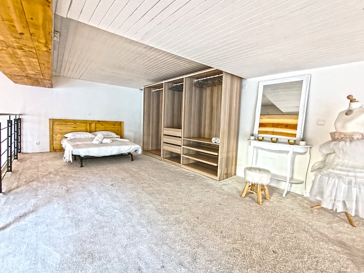 Mezzanine with double bed (140x200).