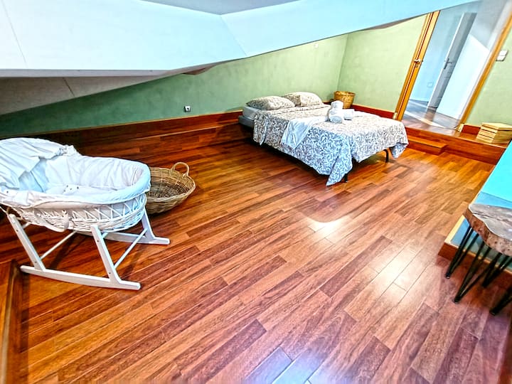 Bedroom with double bed (160x200).