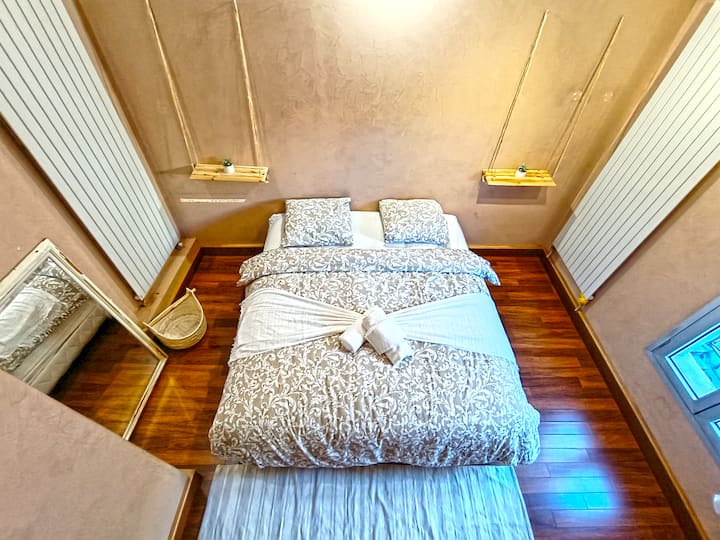 Bedroom with double bed (160x200).