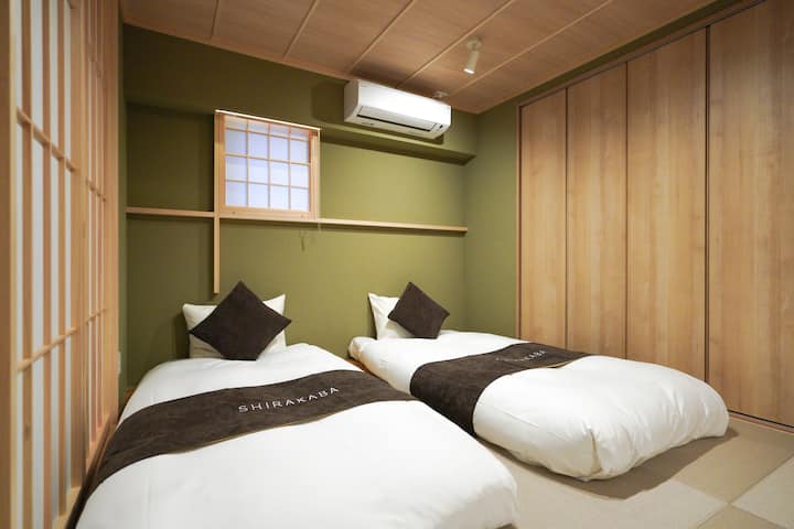 U ovoj će prostoriji biti osigurani futoni za 7 ili više osoba.
(Jednostruki futon: 100 × 200)
Između sljedeće spavaće sobe nalazi se shoji pregrada.