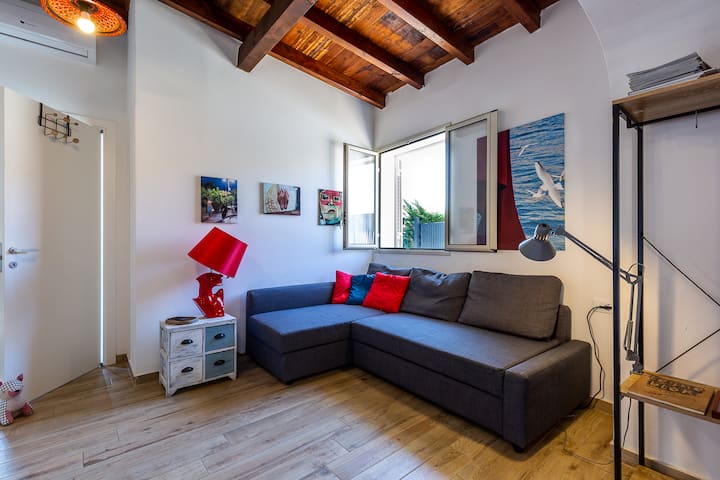 Sala/quarto. Se necessário, a sala de estar será montada com um quarto com um sofá-cama duplo.