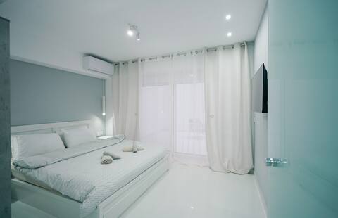 Top performing Airbnb: Luxury Home with Hot Tub (No Bubbles) EVR035 BA in Ευαγγελίστρια