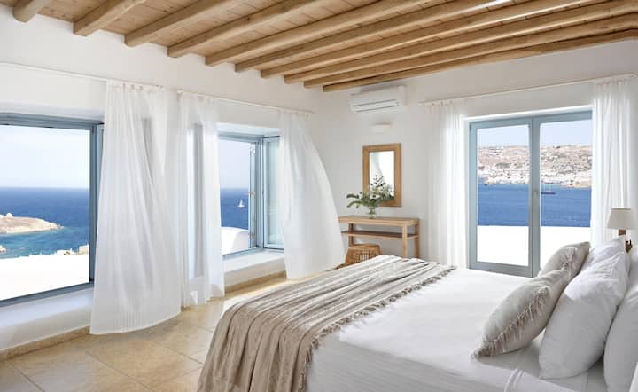 Master Bedroom / King-size Bed / Panoramic View
