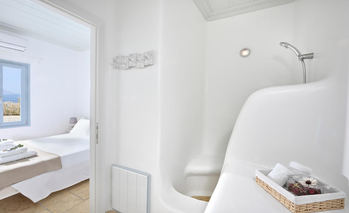 ห้องนอนชั้นล่าง/เตียงควีนไซส์ 