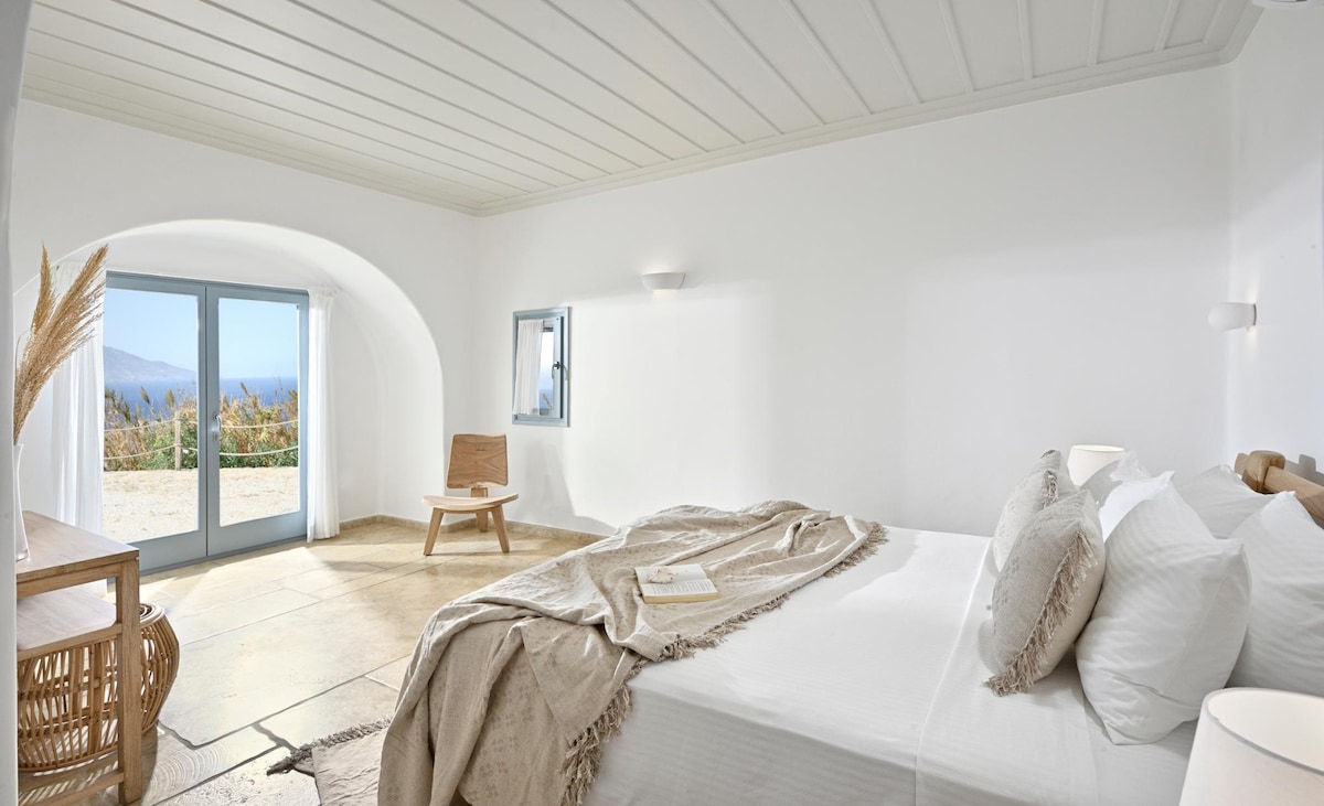 ห้องนอนชั้นล่าง/เตียงควีนไซส์ 